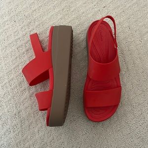 WOMEN’S CROCS BROOKLYN LOW WEDGE